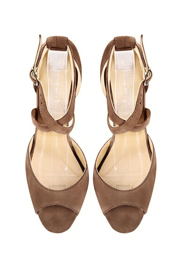 Women's chocolate brown elegant sandals closed at the back with crossed straps. Square toe. Medium comma heels - Top view